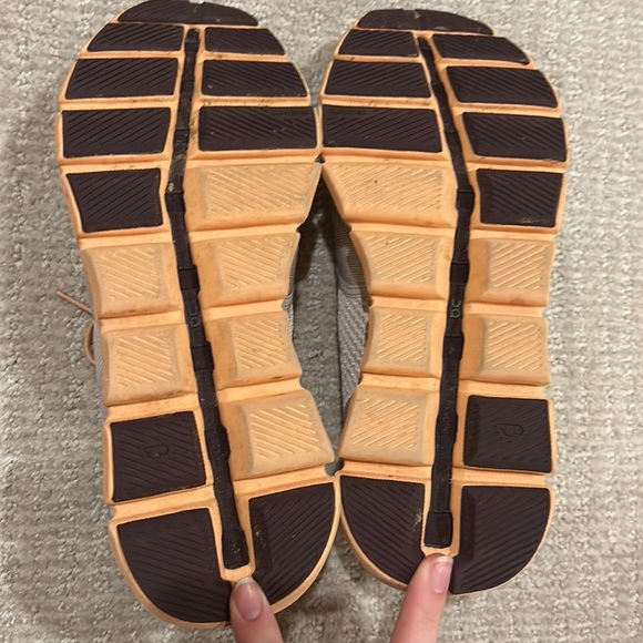 On cloud tennis shoes. Barley worn!! - Picture 4 of 7